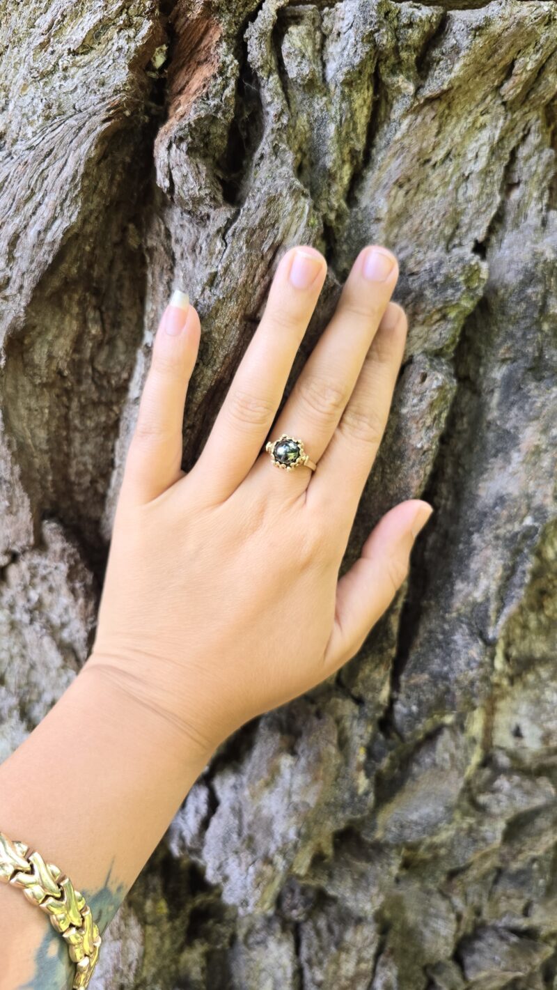 Hand auf Baum